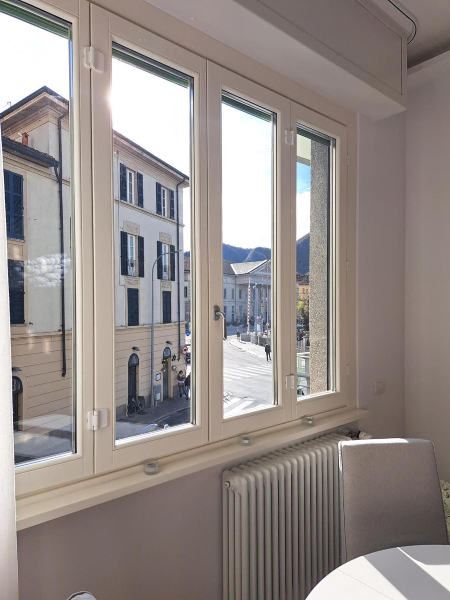 The Window On The Theatre And The Cathedral - Luxury Côme