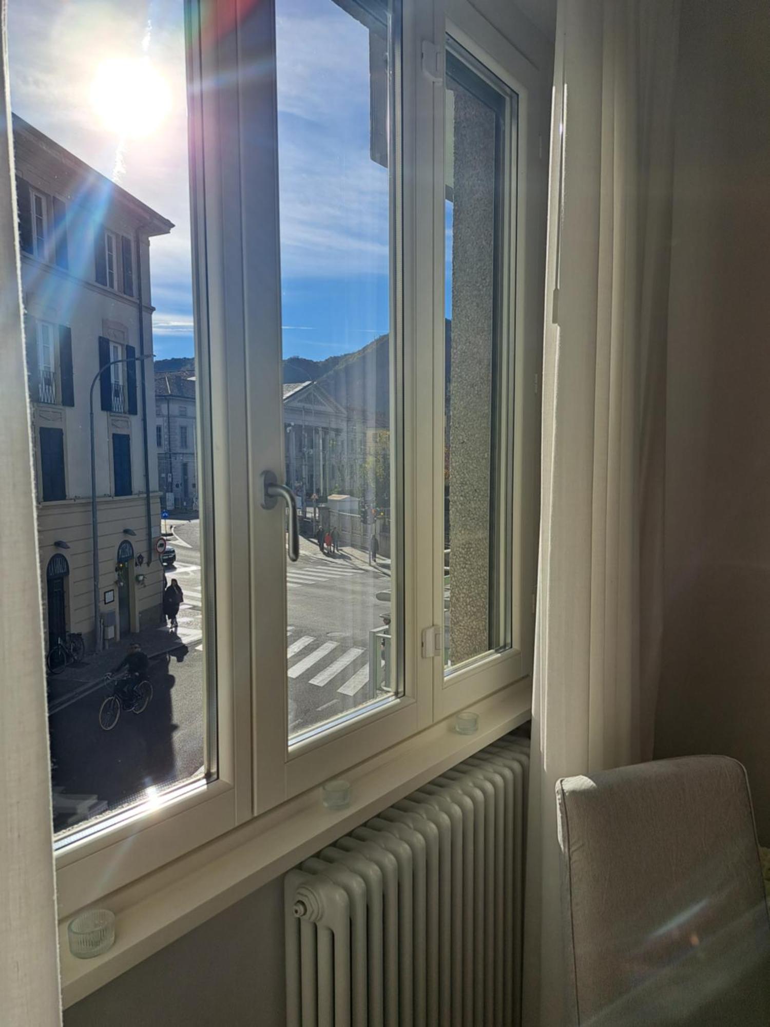 The Window On The Theatre And The Cathedral - Luxury Côme